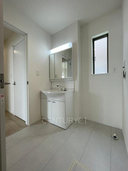 前橋市広瀬町B号棟の独立洗面台|三面鏡付きの洗面台には鏡の裏に収納があり、すっきり片付けられます。
洗髪も可能な伸縮機能つきシャワーヘッドです。