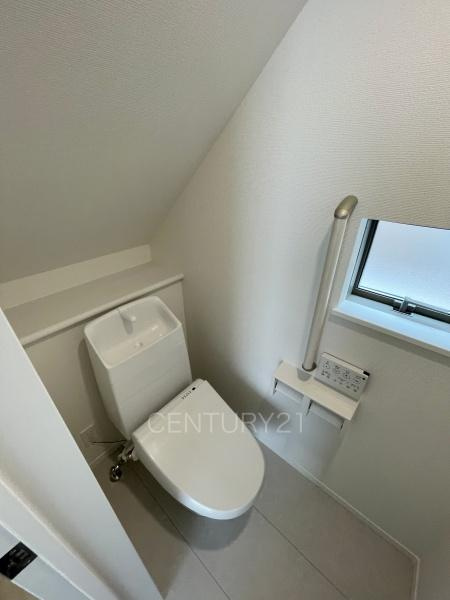 前橋市広瀬町B号棟のトイレ|１階トレイです。
温水シャワー洗浄機能付きです。
手摺り付きです。