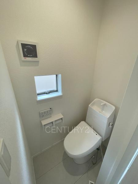 前橋市広瀬町B号棟のトイレ|２階トイレです。
温水シャワー洗浄機能付きです。