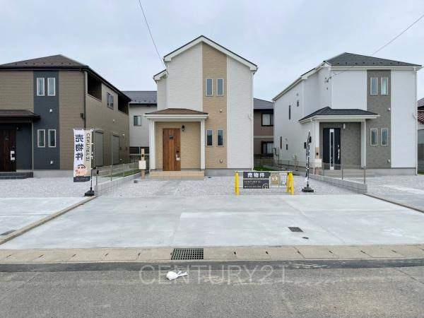 前橋市広瀬町B号棟の前面道路含む現地写真|並列駐車可能な駐車場スペースです。