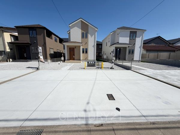 前橋市広瀬町B号棟の前面道路含む現地写真|並列駐車可能な駐車場スペースです。