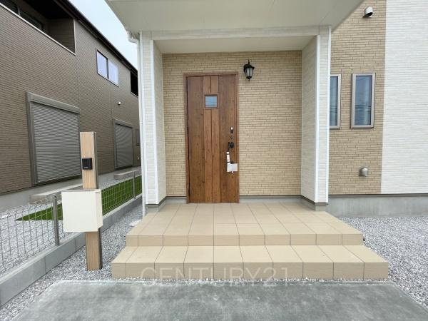 前橋市広瀬町B号棟の玄関|スマートキー付きの玄関。
鍵を探すことなくドアの開閉が可能です。
郵便物を守る鍵付きポストです。
インターホンは録画機能付きで防犯面に優れます。