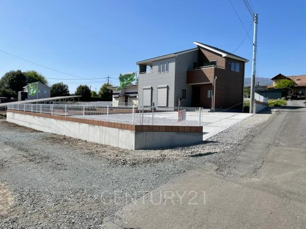 第6前橋鼻毛石 1号棟の前面道路含む現地写真|並列駐車可能な駐車場スペースです。