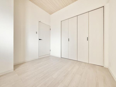 【洋室】 | ファミール堺 | 木目のフローリングが暖かみのある室内に。明るい寝室で心地のいい朝を迎えられそう。