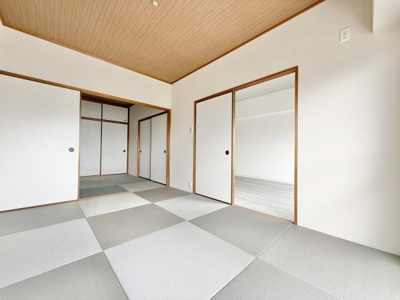 【和室】 | ファミール堺 | LDKと隣接した6畳の和室。
お子様の遊び部屋・お昼寝スペースとして使うのもオススメです♪