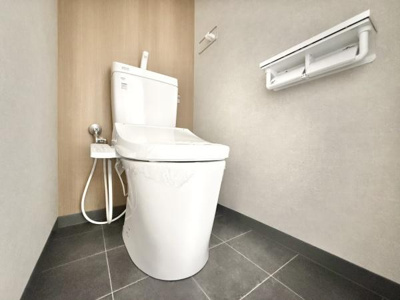 【トイレ】 | ファミール堺 | 節水型でエコなトイレには、今では当たり前のウォシュレット付き。便座を温める機能付き！
タオルフォルダーも付いておりそのまま手洗いもできます。