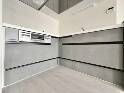 【キッチン】 | ファミール堺 | ご家族みんなで調理ができる位のスペースを実現したキッチン空間となっております。みんなで作った料理を召し上がりながらの会話は至福のひとときになるはずです♪