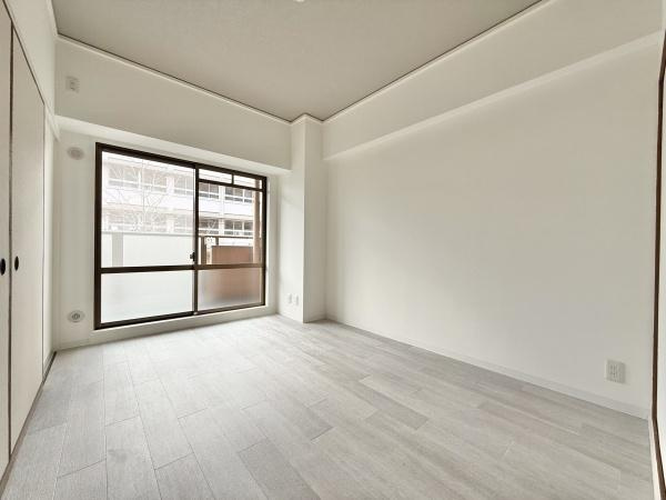 【寝室】 | ライオンズマンション大仙公園 | 大きな窓からたっぷりの日差しが降り注ぐ明るい室内です。気持ちの良い朝日を受けて、目覚めの良い健康的な朝を迎えられそうです。 
