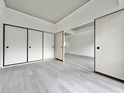 【洋室】 | ライオンズマンション大仙公園 | LDKと隣接した洋室！扉を開けると開放感あふれる空間に！