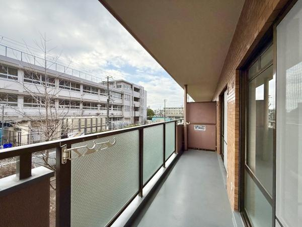 【バルコニー】 | ライオンズマンション大仙公園 | 太陽の光と爽やかな風を受けたお洗濯物はあっという間に乾き、取りこむ時には太陽の匂いを感じられそうですね♪