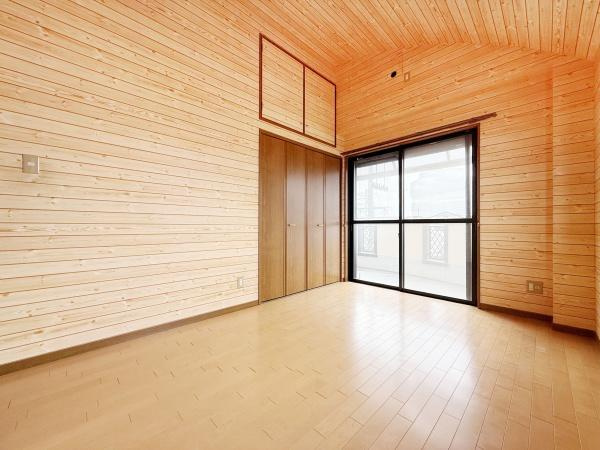 【洋室】 | 大きな窓からたっぷりと陽光が注がれる明るい空間。家族の成長に対応できる永住仕様の間取り。一日の疲れをいやしてくれる主寝室。時を忘れて過ごす場所として過ごせるお部屋ですね♪