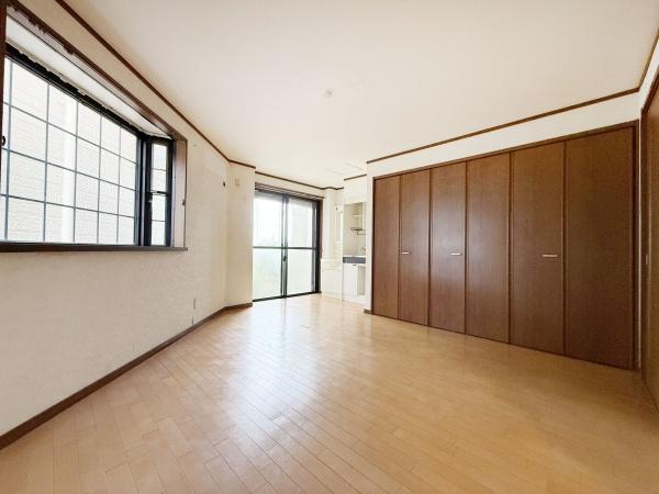 【寝室】 | 全居室には収納を完備！普段使いのお洋服や小物はもちろん、季節物のお洋服などもしっかりと整理整頓おしまい頂けます。居室空間をより広く隅々までお使いいただけますね♪