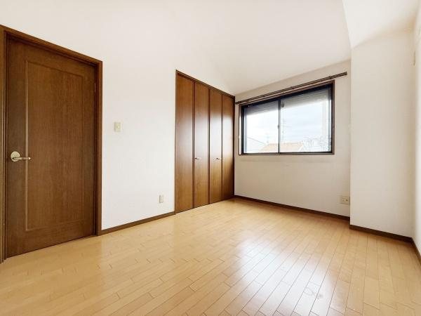 【子供部屋】 | 木目のフローリングが暖かみのある室内に。