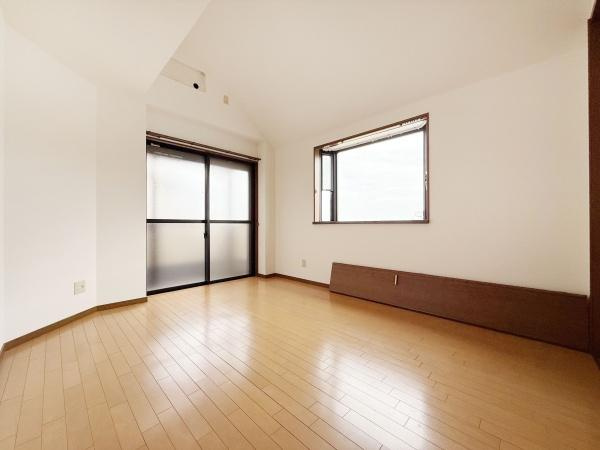 【洋室】 | 光が沢山取り込める大きな窓。2面採光なので、日差しを長時間受ける事が出来る暖かいお部屋です。