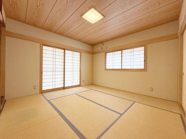 【和室】 | 小さな子供さんが走り回っても大丈夫なくらい広い和室です。
お子様の遊び部屋・お昼寝スペースとして使うのもオススメです♪