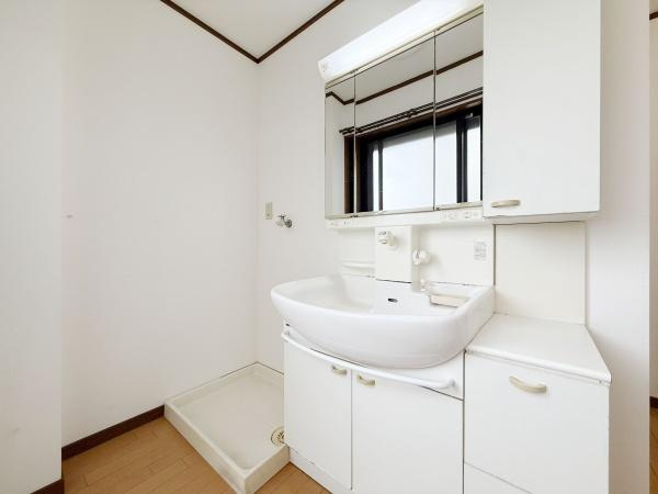 【独立洗面台】 | ゆとりの洗面スペースで朝の身支度も快適スムーズに。髪のセットやお化粧もストレスなくこなせ、朝から気分良く通勤通学に向かえそうですね！