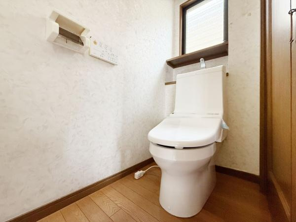 【トイレ】 | 窓があるので、換気しやすく匂いもこもりません♪暗くなりがちなトイレも明るいですよ♪