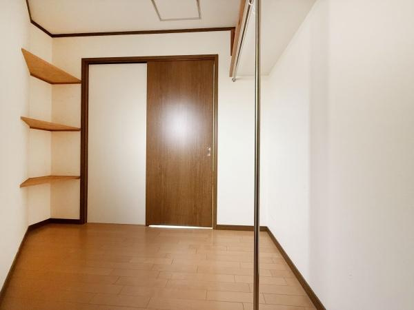 【収納】 | お洋服を大切にされる方に大変喜ばれる、憧れのウォークインクローゼット。
お洋服以外にも掃除機やスーツケースなどを一箇所に集約できるのは魅力ですね！
扉が一箇所ですので、お部屋の見た目にもスッキリ！
