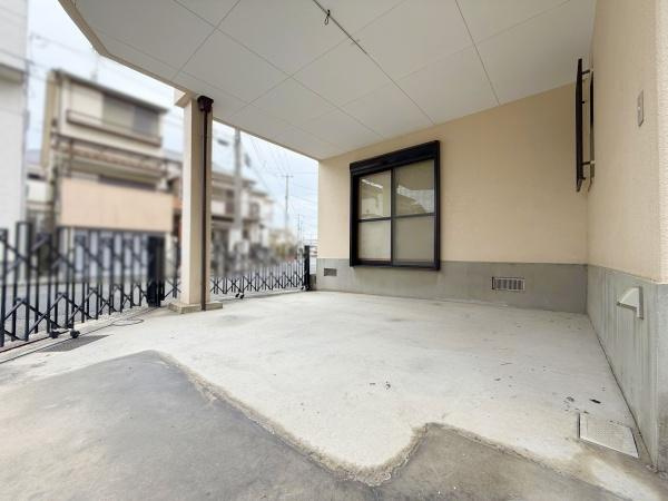 【駐車場】 | お車の出し入れが苦手なママや小さなお子様にも安心ですね。しっかり舗装もされているので、ベビーカーや自転車で通っても快適に通行できます。