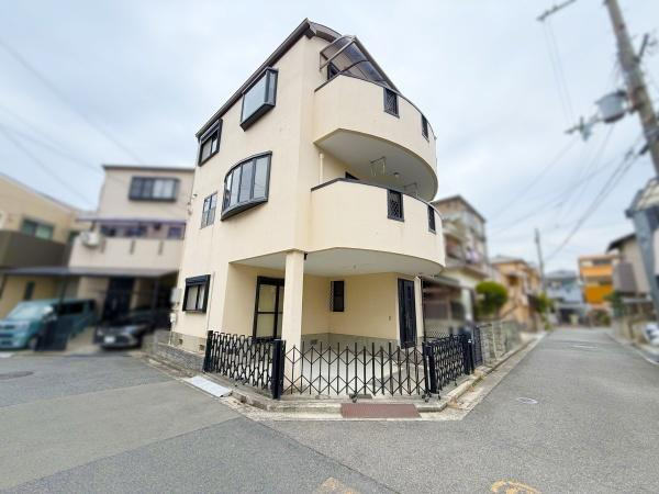 【前面道路含む現地写真】 | 全面道路：二方角地！
前面道路は交通量も少なく、安心してお住まい頂けます!