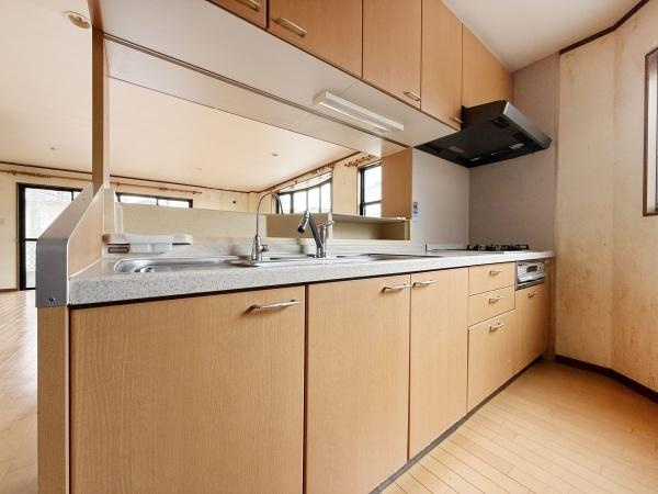 【キッチン】 | 本を読みながら料理をしたり、家族とコミュニケーションを取りながら家事をしたり。毎日必ず使い、案外長い時間を過ごす場所だからこそ妥協したくない部分ですね♪