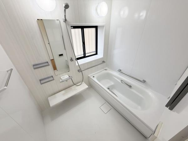 【浴室】 | 毎日の疲れを癒やすバスタイムを。
空気が籠らない様に小窓も設置しております。