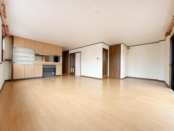 【居間・リビング】 | 24.9帖のリビングダイニング。リビングは家族のオアシスへ
毎日家族が笑顔で生活する空間であるリビング。
