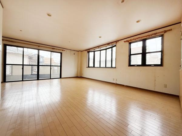 【居間・リビング】 | 大切なご家族が集まるからこそＬＤＫはこだわりたい！休日はおひさまの光をたっぷりと取りこめるリビングでゆったりと過ごしませんか？子供たちが元気に笑いながら走り回っても十分な広さの空間です。