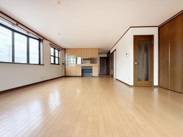 【居間・リビング】 | 家族の一体感を感じられるDK！家族と過ごす時間を大切にする方にぴったりの住空間です♪