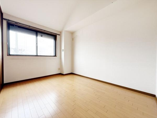 【洋室】 | 明るい陽射しが射し込む心地良い空間です♪