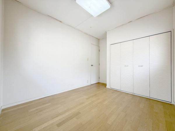 【寝室】 | 収納を完備！普段使いのお洋服や小物はもちろん、季節物のお洋服などもしっかりと整理整頓おしまい頂けます。居室空間をより広く隅々までお使いいただけますね♪