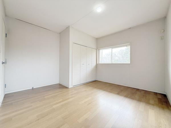 【洋室】 | 木目のフローリングが暖かみのある室内に。