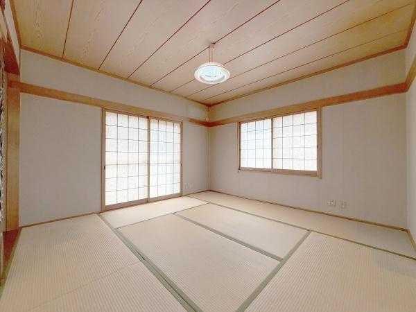 【和室】 | 光が沢山取り込める大きな窓。2面採光なので、日差しを長時間受ける事が出来る暖かいお部屋です。