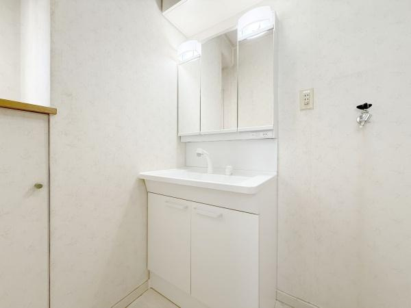 【独立洗面台】 | ゆとりの洗面スペースで朝の身支度も快適スムーズに。髪のセットやお化粧もストレスなくこなせ、朝から気分良く通勤通学に向かえそうですね！