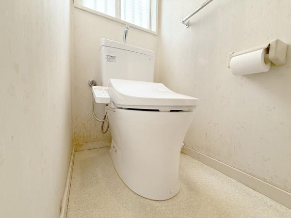 【トイレ】 | 窓があるので、換気しやすく匂いもこもりません♪暗くなりがちなトイレも明るいですよ♪