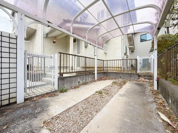 【駐車場】 | お車の出し入れが苦手なママや小さなお子様にも安心ですね。しっかり舗装もされているので、ベビーカーや自転車で通っても快適に通行できます。