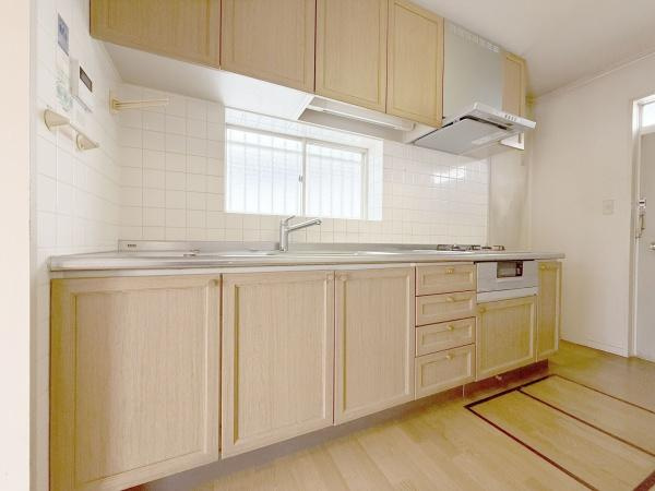 【キッチン】 | 窓があるので換気が必要なときにすぐに風を通すことができます！
空間が広く感じられ、開放感ありますね！
