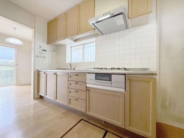 【キッチン】 | ご家族みんなで調理ができる位のスペースを実現したキッチン空間となっております。みんなで作った料理を召し上がりながらの会話は至福のひとときになるはずです♪