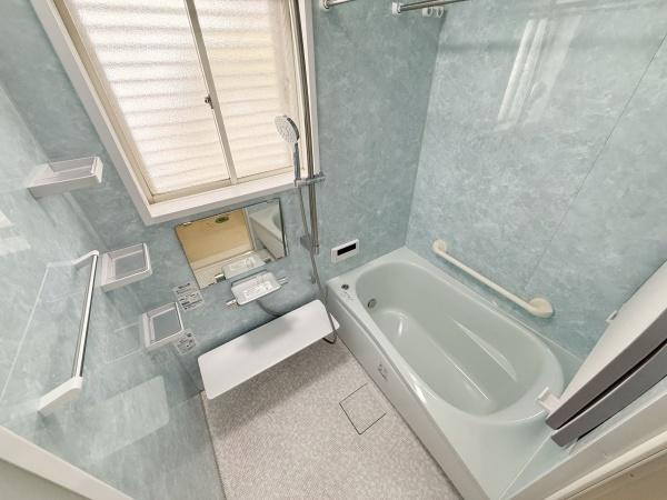 【浴室】 | 一日の疲れを癒してくれる場所なので、快適に過ごして頂く為にゆったりサイズのバスタブ。
是非半身浴をお楽しみ下さい。