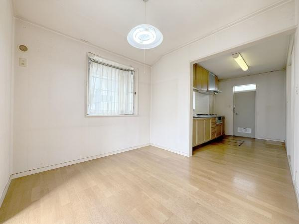 【居間・リビング】 | ここにはみんなが集い、食事と楽しい会話が始まる。話に夢中になりすぎて、ついつい時を忘れてしまう。そんな束の間の幸せを感じさせてくれる場所。