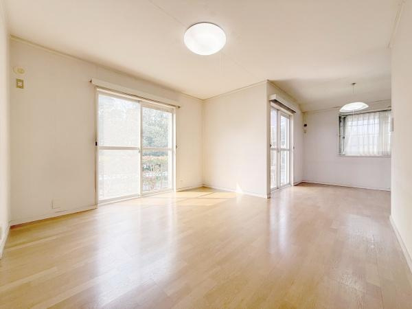 【居間・リビング】 | 室内にいても、たっぷりの陽光と爽やかな風を感じて頂けます！
ご家族と穏やかに過ごす、心地の良い時間が流れます。