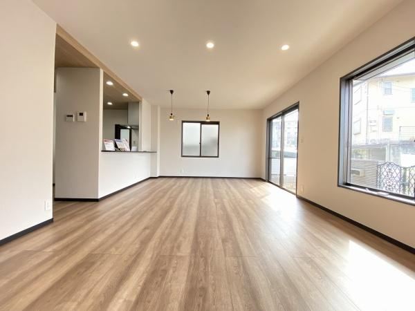 【居間・リビング】 | 明石市松が丘3丁目　中古戸建