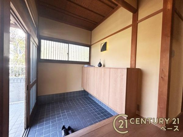桜井市朝倉台西５丁目　一戸建の玄関|■現地撮影写真■すっきりとした明るい玄関が家族やお客様を迎えてくれます！