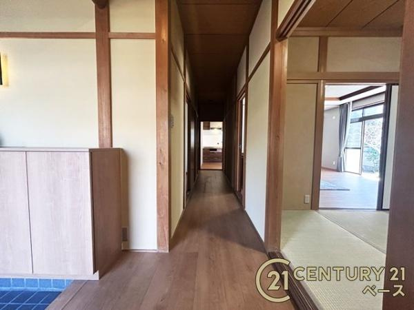 桜井市朝倉台西５丁目　一戸建の内装|■現地撮影写真■こちらは玄関から見た廊下部分です！