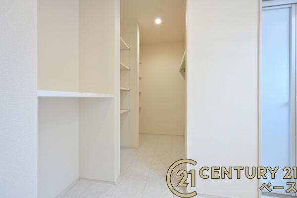 香芝市西真美２丁目 ／新築一戸建の独立洗面台|■現地撮影写真■洗面所横にランドリースペースがあります！