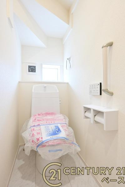 香芝市西真美２丁目 ／新築一戸建のトイレ|■現地撮影写真■１・２階ともに清潔感ある綺麗なお手洗を完備！