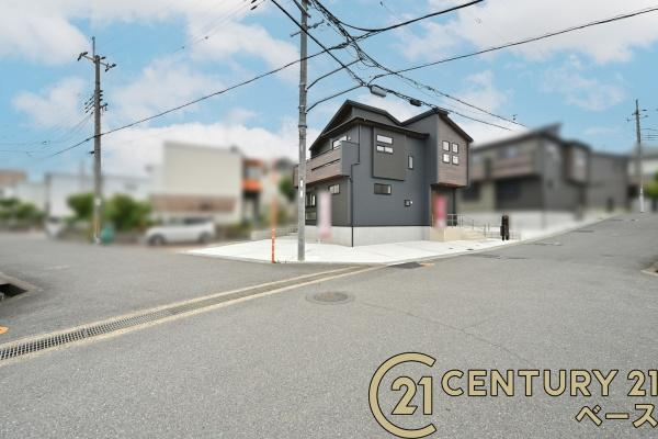 香芝市西真美２丁目 ／新築一戸建の前面道路含む現地写真|■現地撮影写真■前面道路約６ｍでお車の出し入れも楽々！