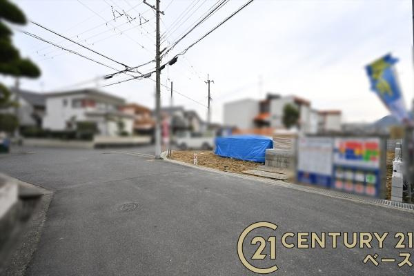 香芝市西真美２丁目 ／新築一戸建の前面道路含む現地写真|■現地撮影写真■前面道路約６ｍでお車の出し入れも楽々！