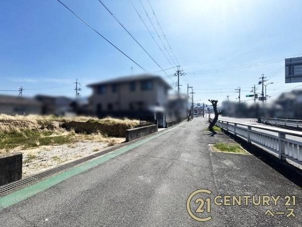 桜井市大字戒重の売地の前面道路含む現地写真|■現地撮影写真■ 前面道路は６ｍ以上と広くゆったりしています。