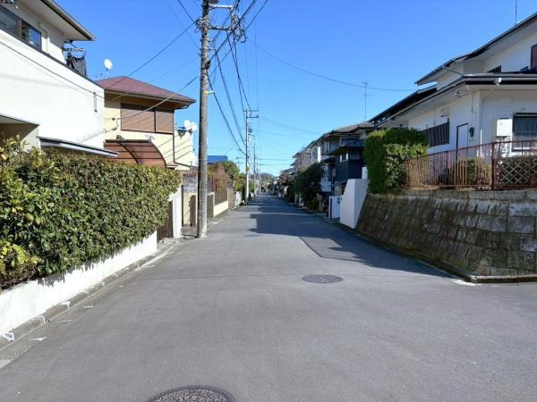 横浜市戸塚区上柏尾町の中古一戸建の前面道路含む現地写真